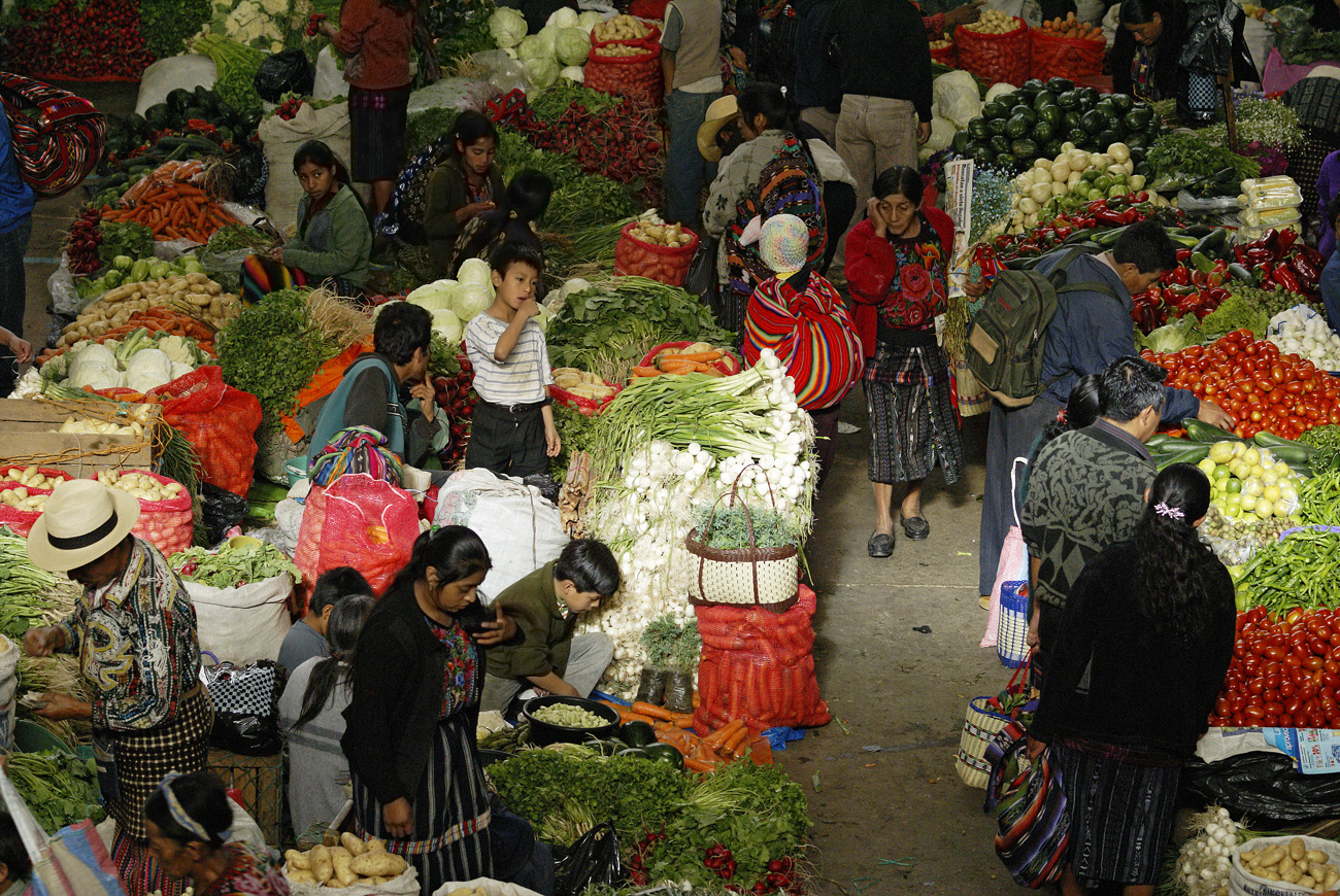 gua06_0101.jpg - Chichicastenango scène du marché couvert
