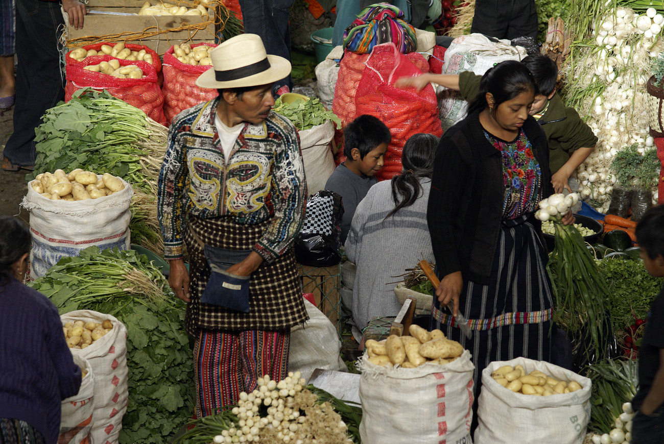 gua06_0103.jpg - Chichicastenango scène du marché couvert