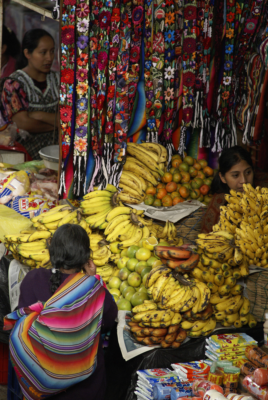 gua06_0104.jpg - Chichicastenango scène du marché couvert