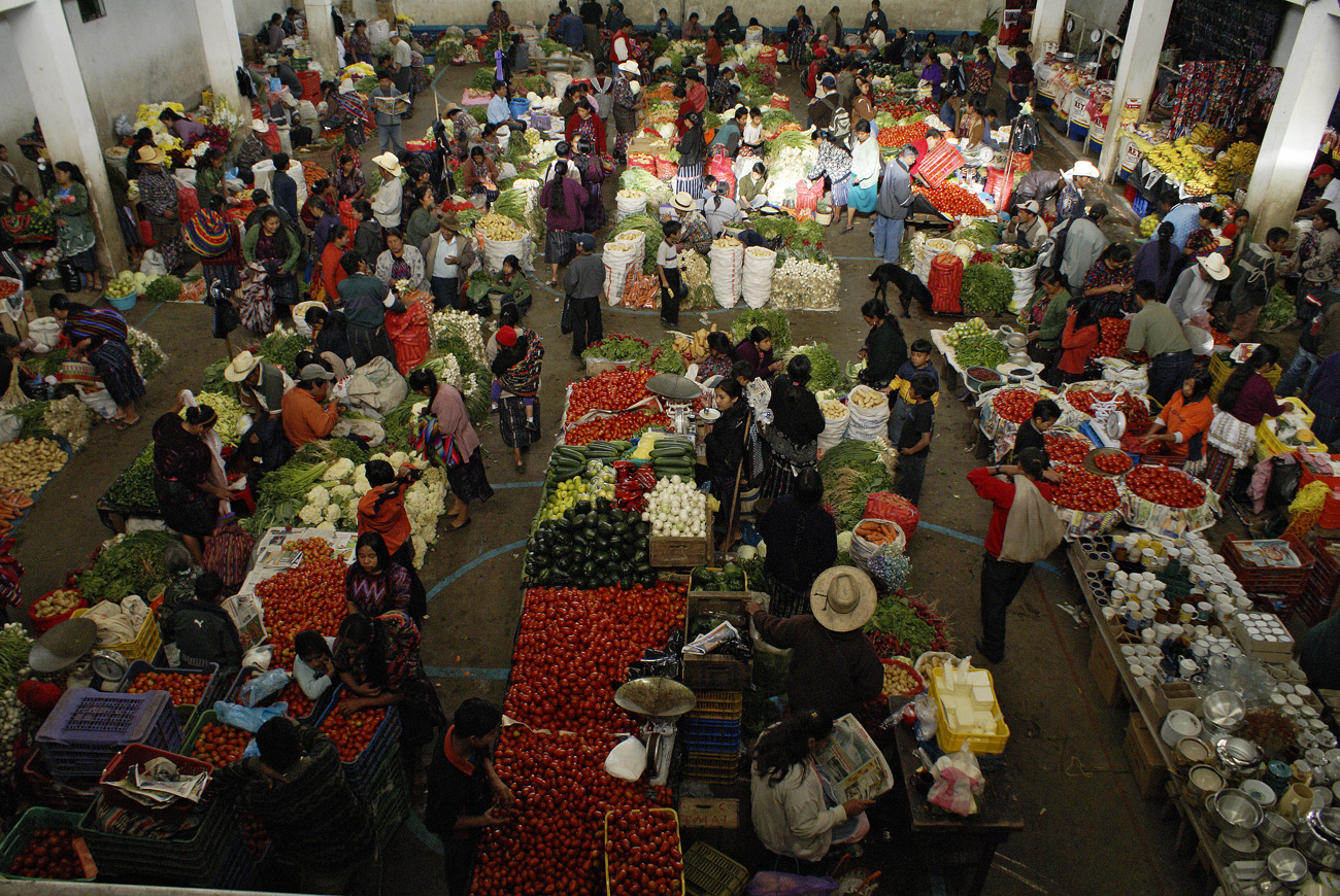 gua06_0106.jpg - Chichicastenango scène du marché couvert