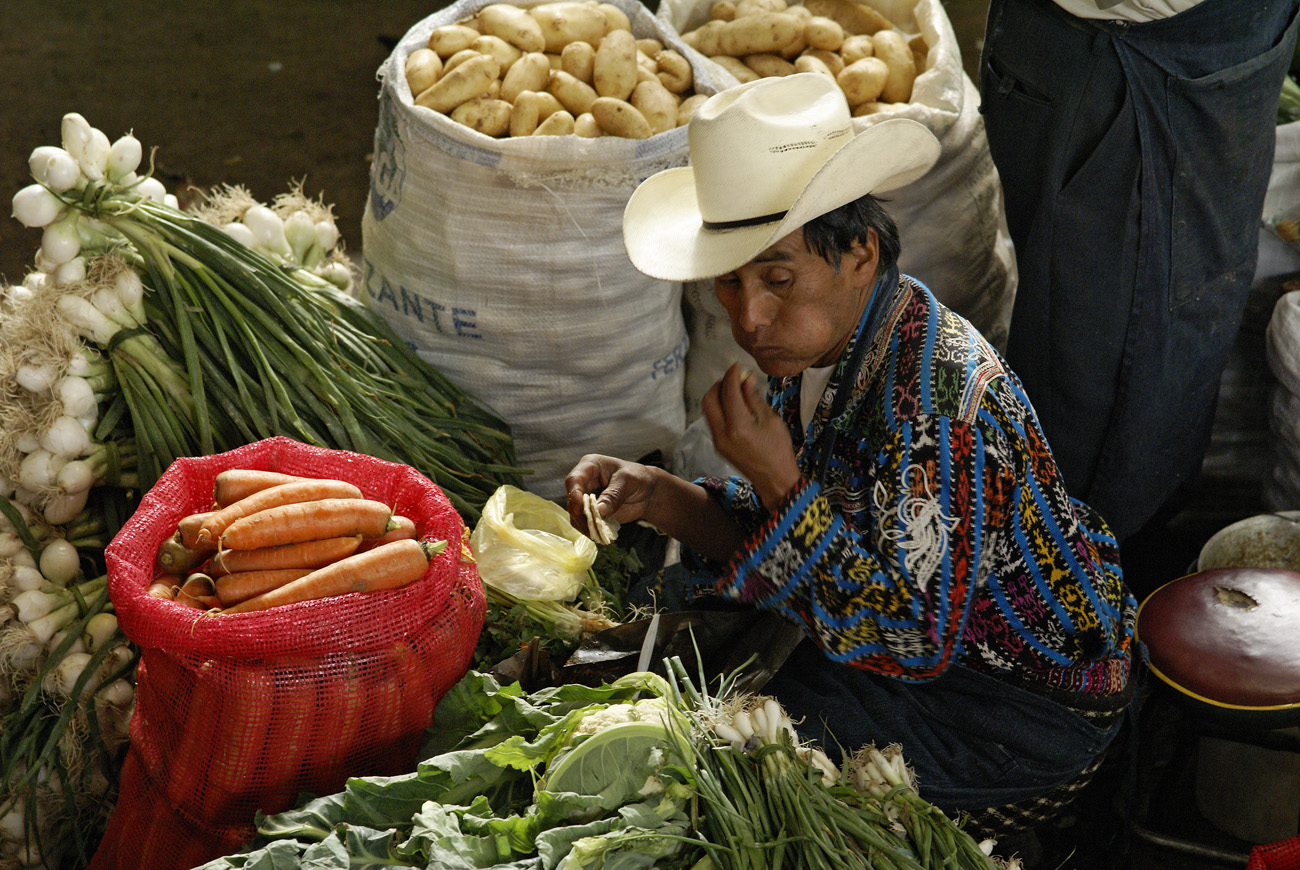 gua06_0107.jpg - Chichicastenango scène du marché couvert