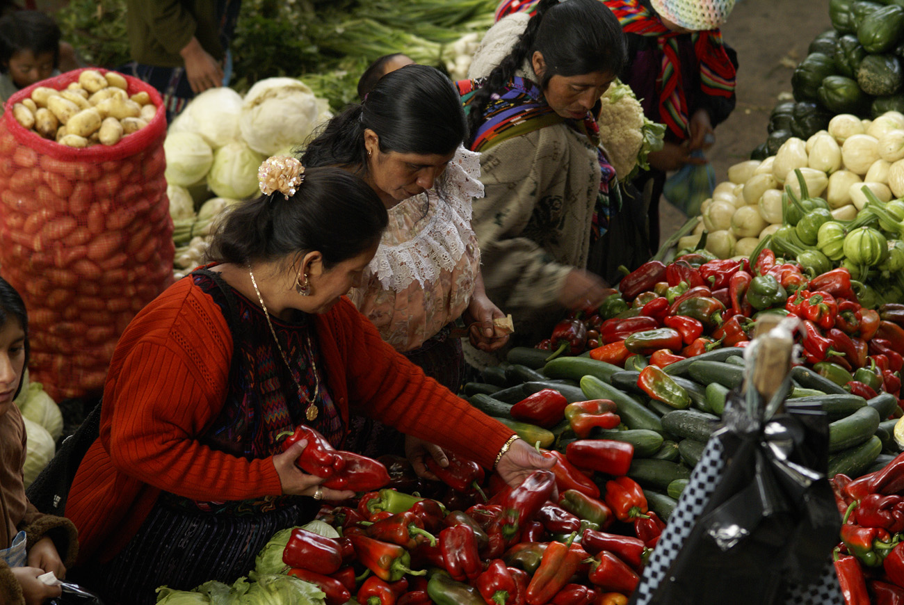 gua06_0108.jpg - Chichicastenango scène du marché couvert
