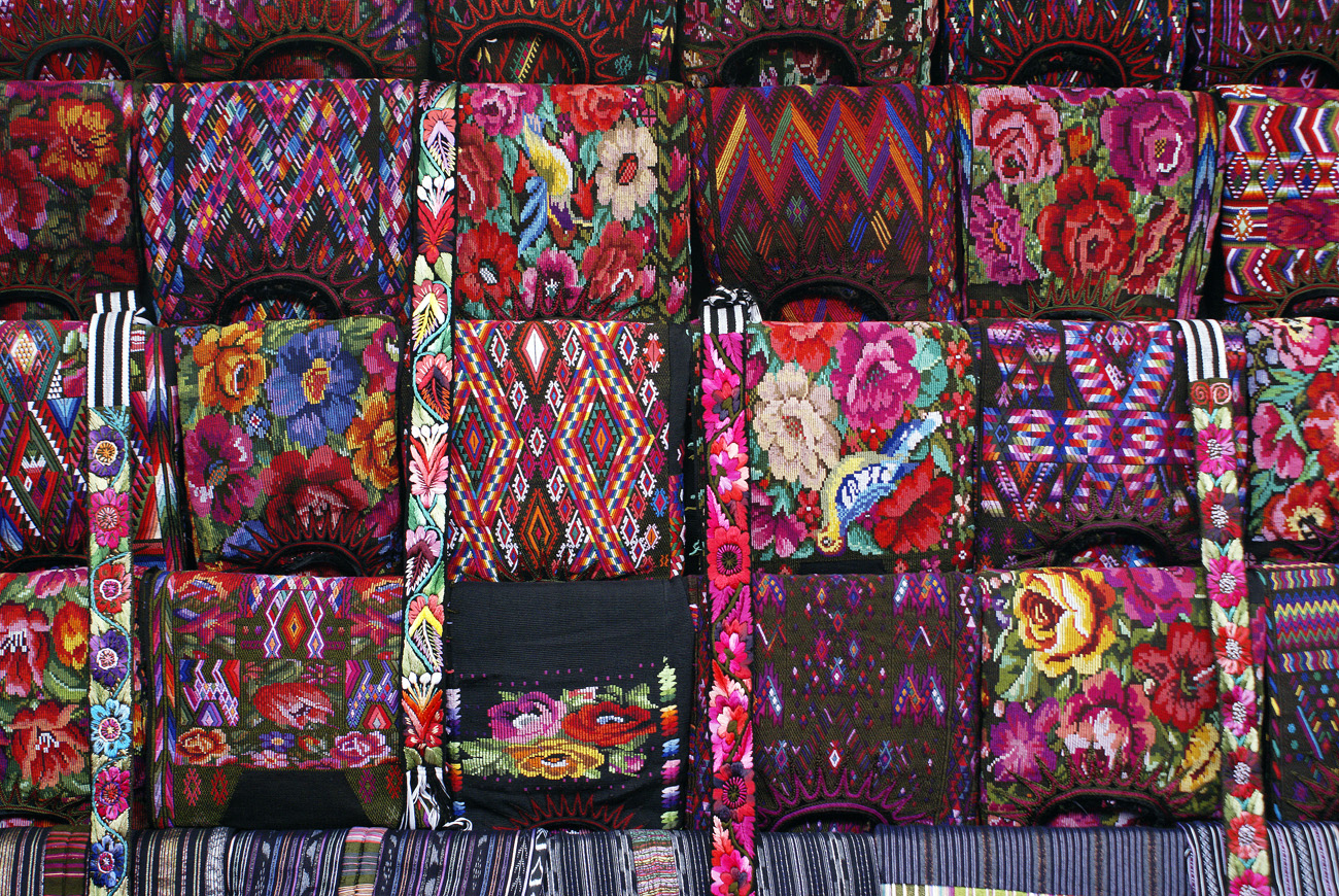gua06_0113.jpg - Chichicastenango motifs de vêtements mayas