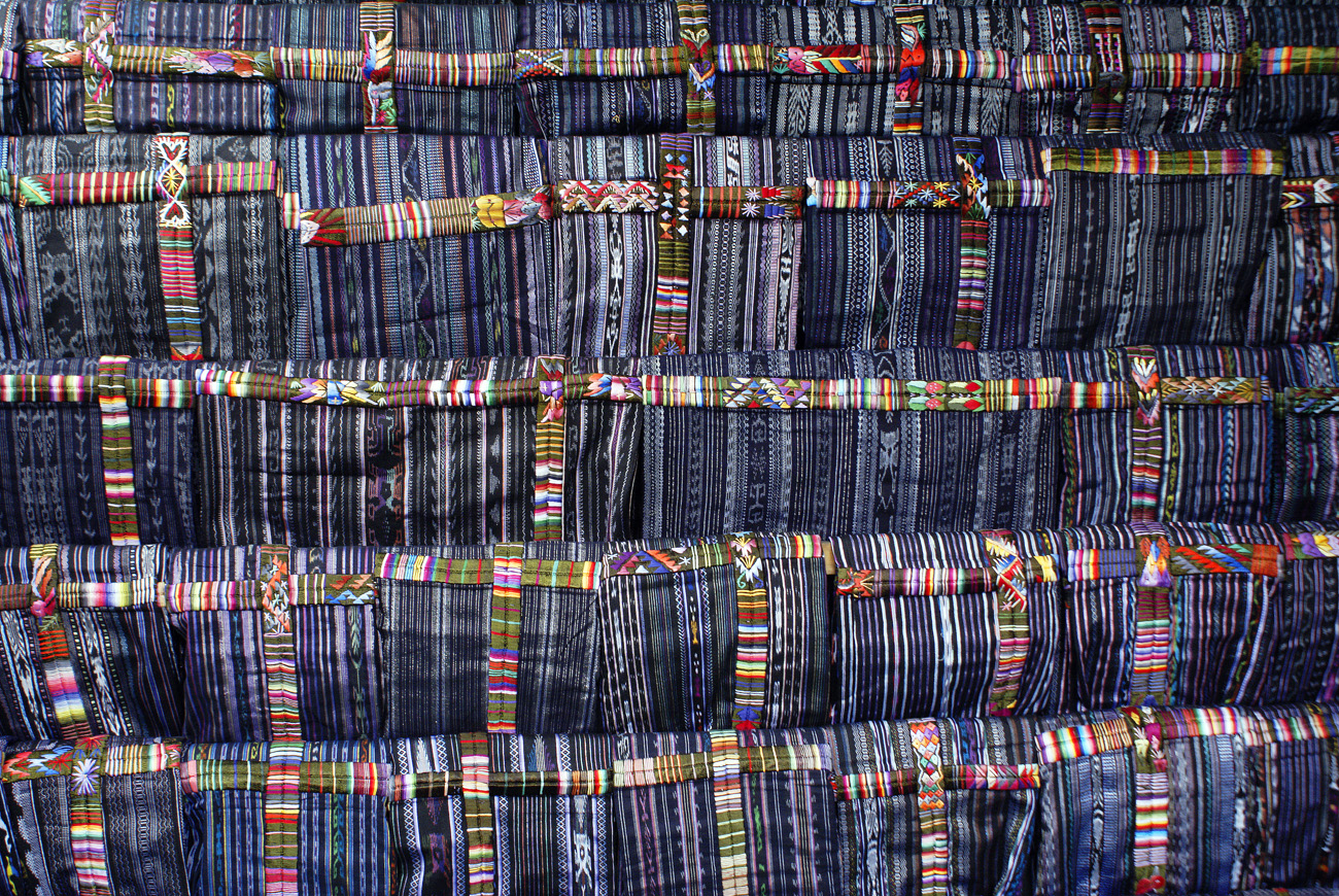 gua06_0114.jpg - Chichicastenango motifs de vêtements mayas