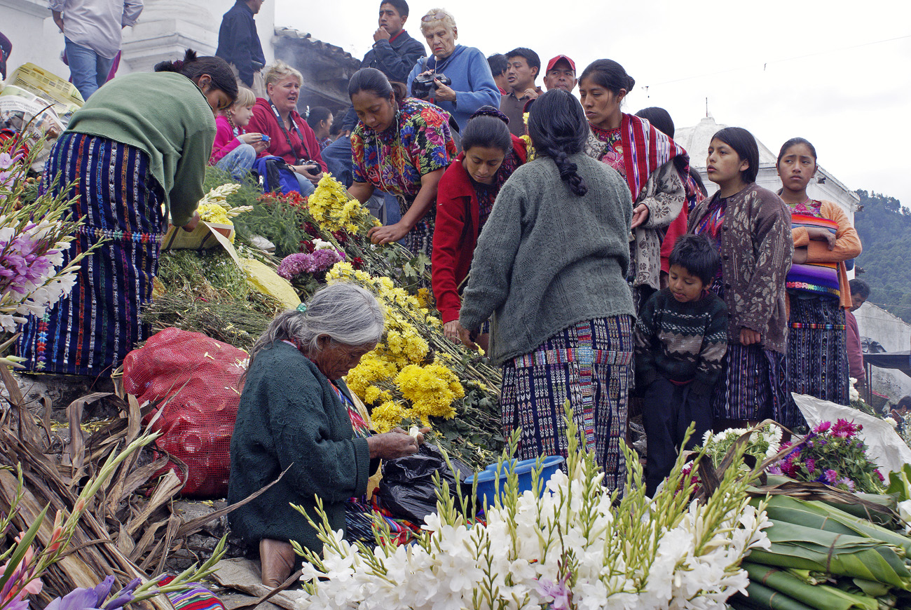 gua06_0123.jpg - Chichicastenango le marché aux fleurs, sur les marches de l'ancien temple maya au-dessus duquel flottent en permanence les fumées d'encens perpétuant les anciens rites..