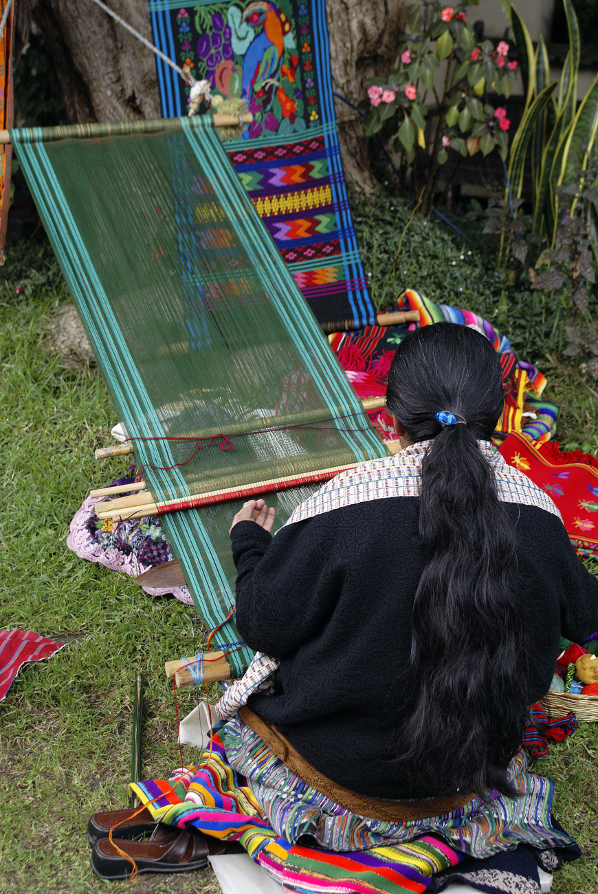 gua06_0139.jpg - Chichicastenango la tisseuse