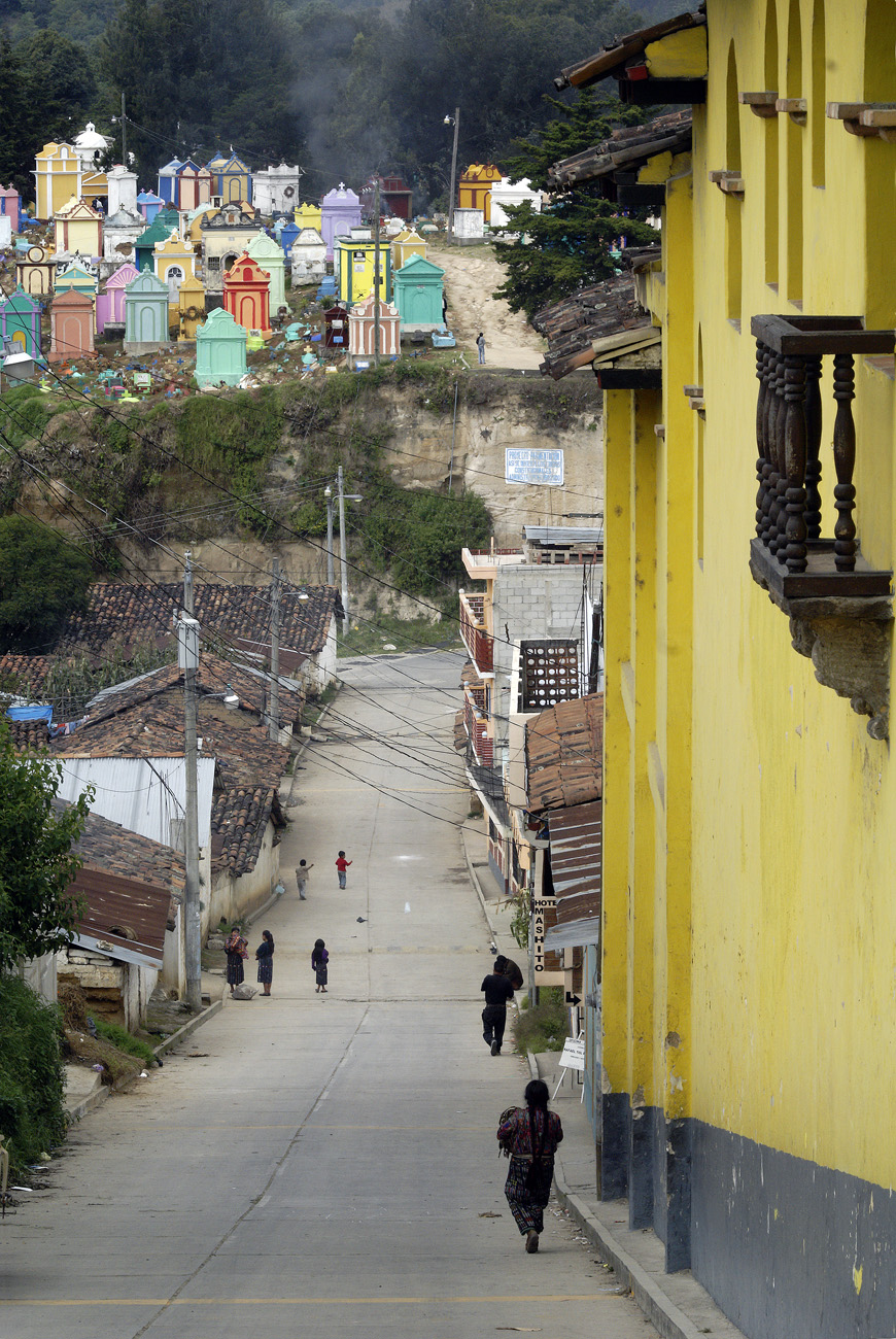 gua06_0141.jpg - Chichicastenango les cimetières toujours très colorés sont généralement situés un peu en dehors des villes. Il n'est pas rare de voir s'élever des fumées d'encens autour de petits autels improvisés, car les  mayas mêlent étroitement les rites de l'ancienne religion animiste toujours vivace avec ceux de l'église catholique