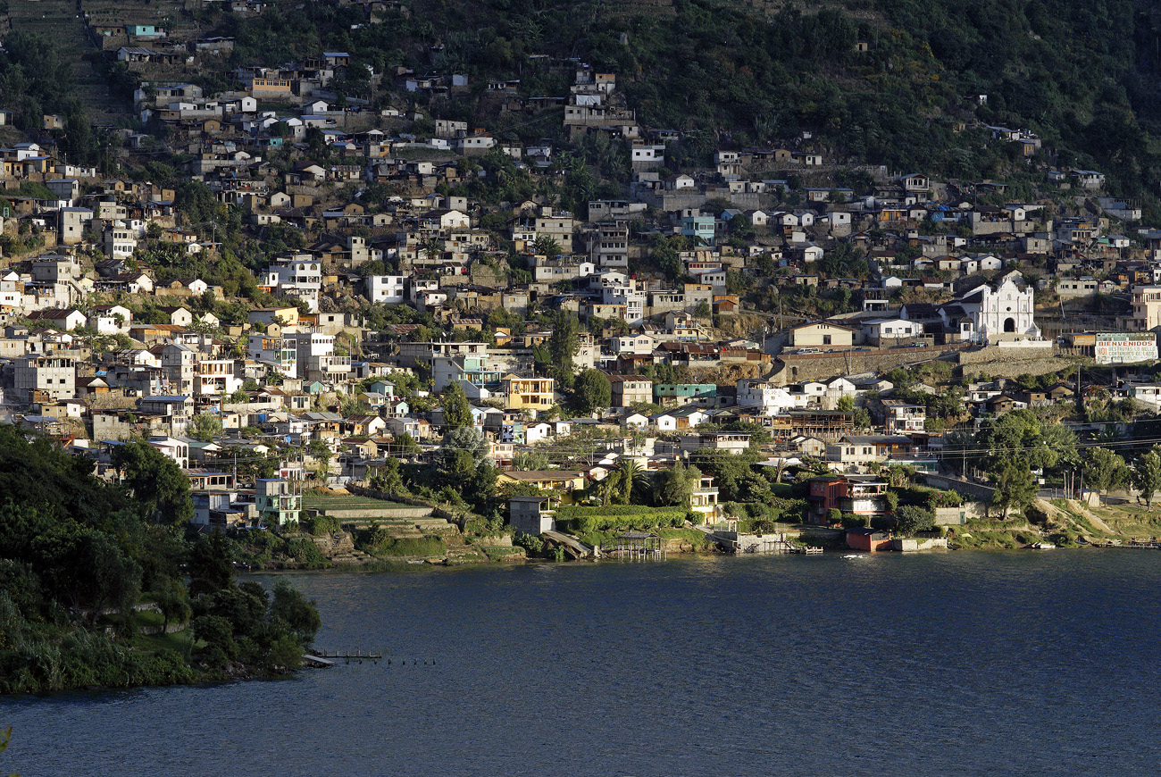 gua06_0155.jpg - autour du lac Atitlan au coucher du soleil, le village de San Antonio Palopo