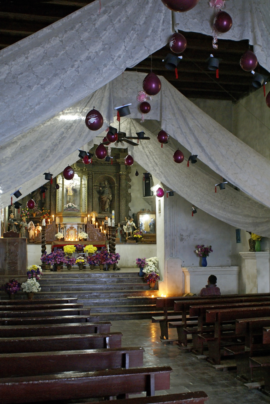 gua06_0159.jpg - autour du lac Atitlan décorations de Noël de la petite église de San Antonio Palopô