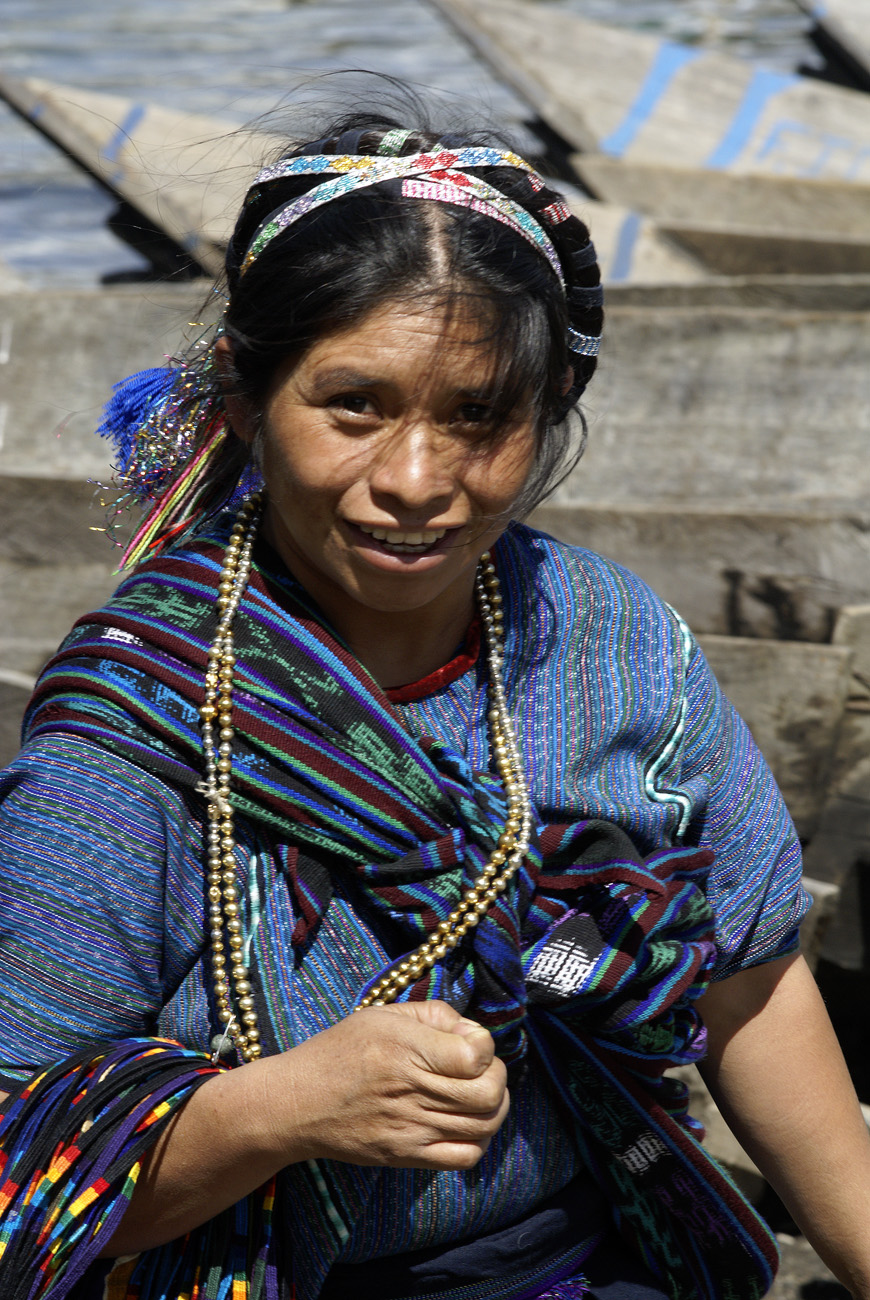 gua06_0229.jpg - autour du lac Atitlan  Santiago Atitlan une maya dont les couleurs et les motifs de la tenue indiquent qu'elle est du village de San Antonio Palopó