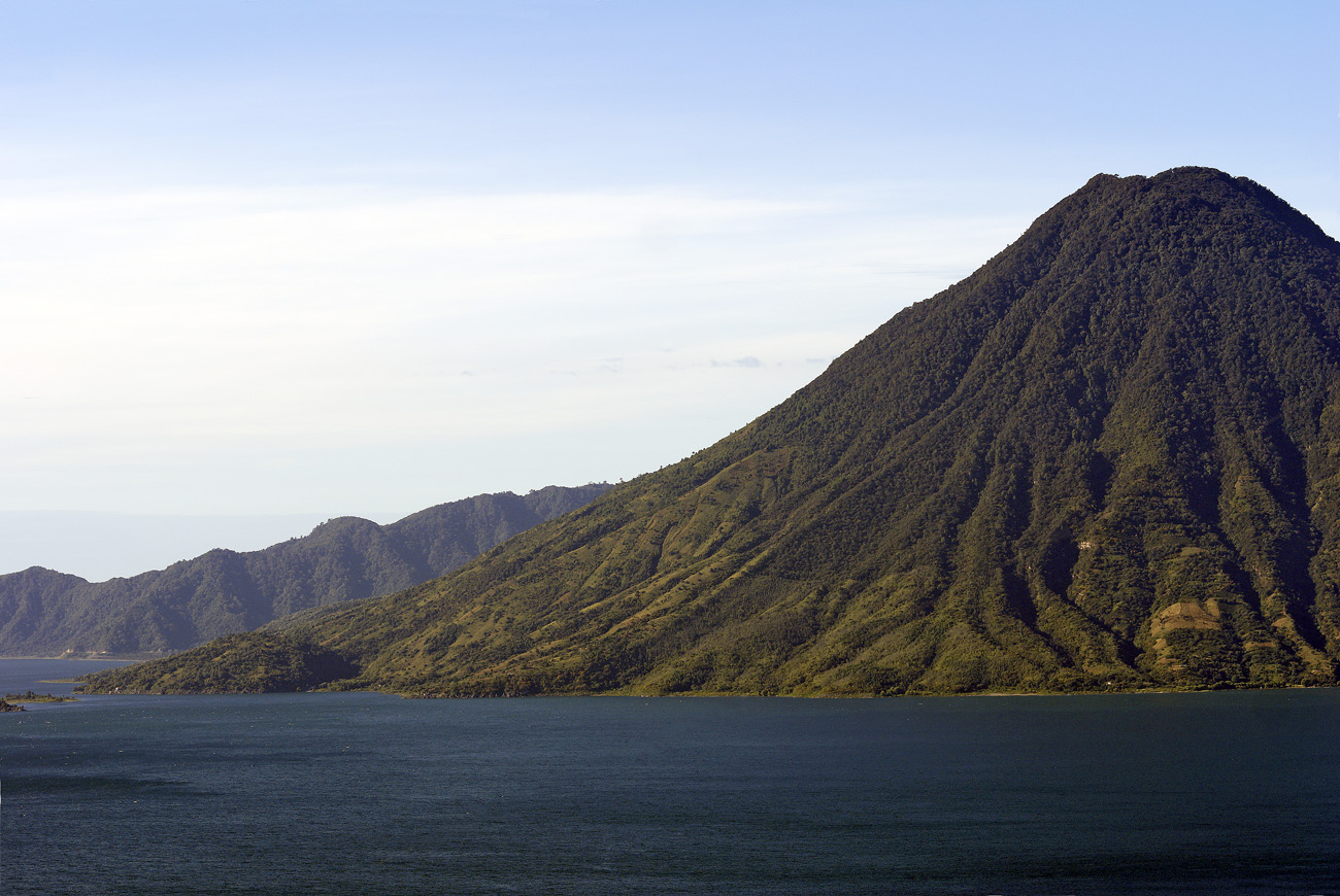 gua06_0265.jpg - autour du lac Atitlan  Solola depuis le belvédère situé au-dessous du village sur la route de Panajachel