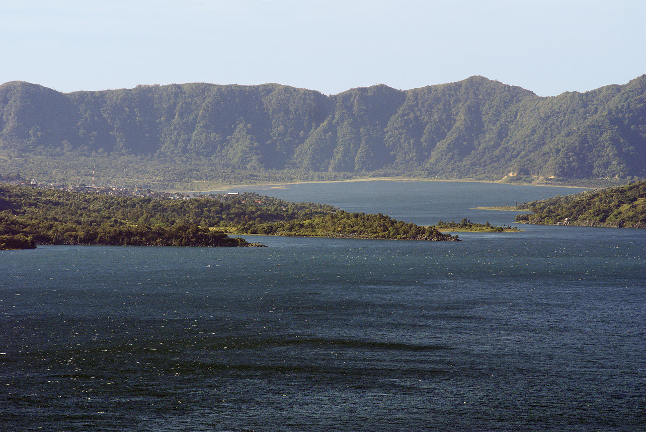 gua06_0269.jpg - autour du lac Atitlan  Solola depuis le belvédère situé au-dessous du village sur la route de Panajachel, on voit très bien, à l'autre bout du lac, le site de Santiago Atitlàn