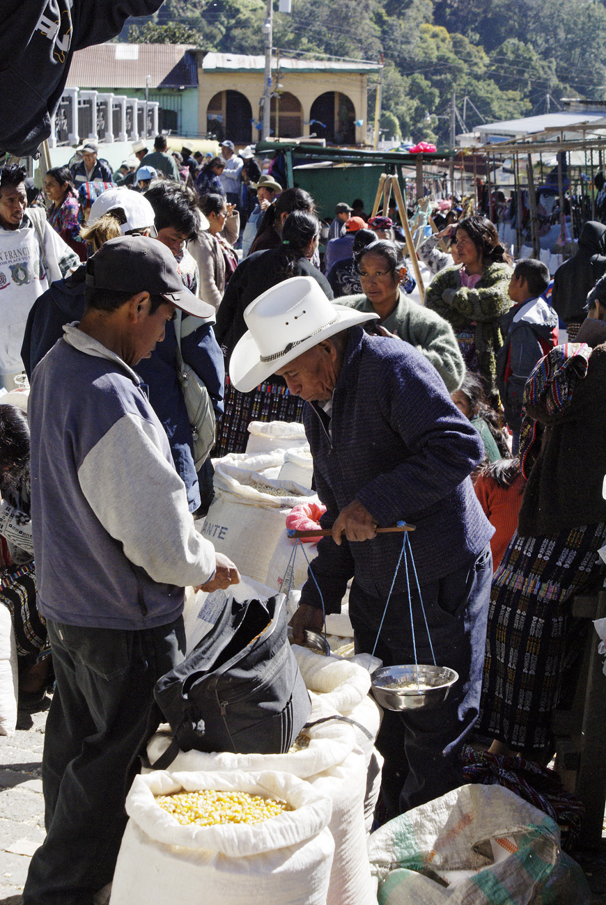 gua06_0289.jpg - autour du lac Atitlan  Solola le marché de Solola est un marché agricole peu fréquenté des touristes