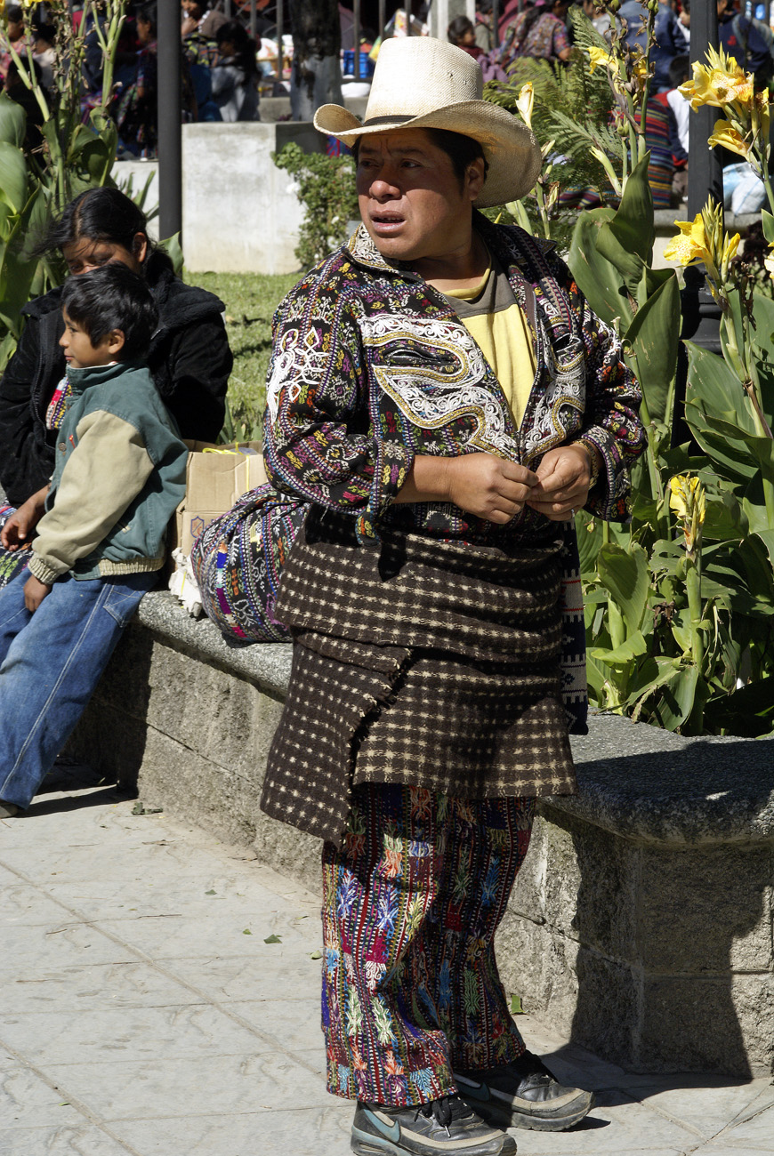 gua06_0297.jpg - autour du lac Atitlan  Solola au marché de Solola, les hommes ont des vêtements magnifiques