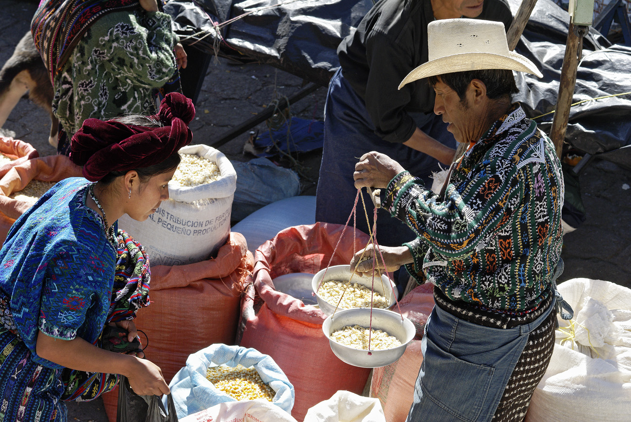 gua06_0302.jpg - autour du lac Atitlan  Solola au marché de Solola, les hommes ont des vêtements magnifiques