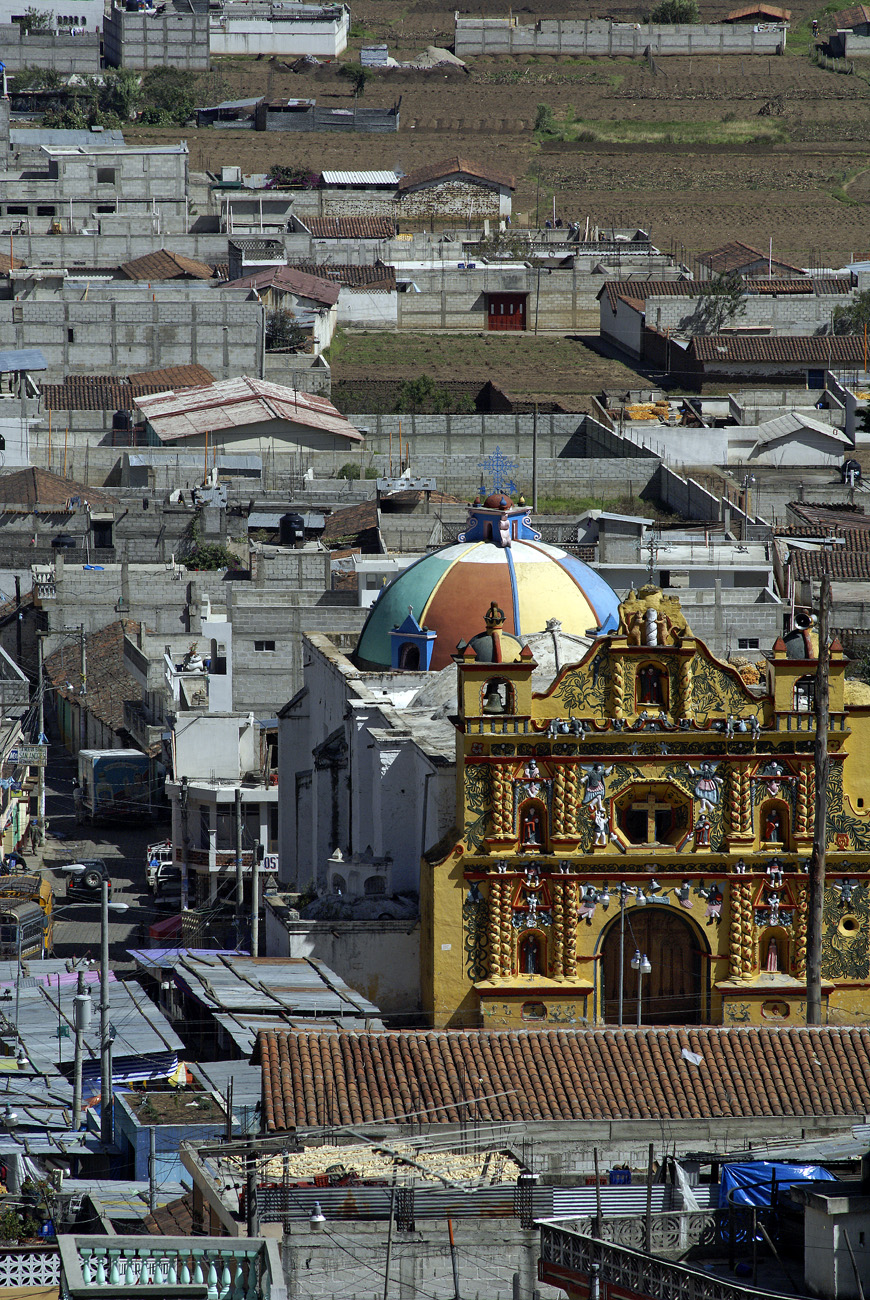 gua06_0311.jpg - autour de Quetzaltenango  San Andrès Xecul dans ce petit village à quelques kilomètre au nord de la ville, la façade de l'église est particulièrement surchargée