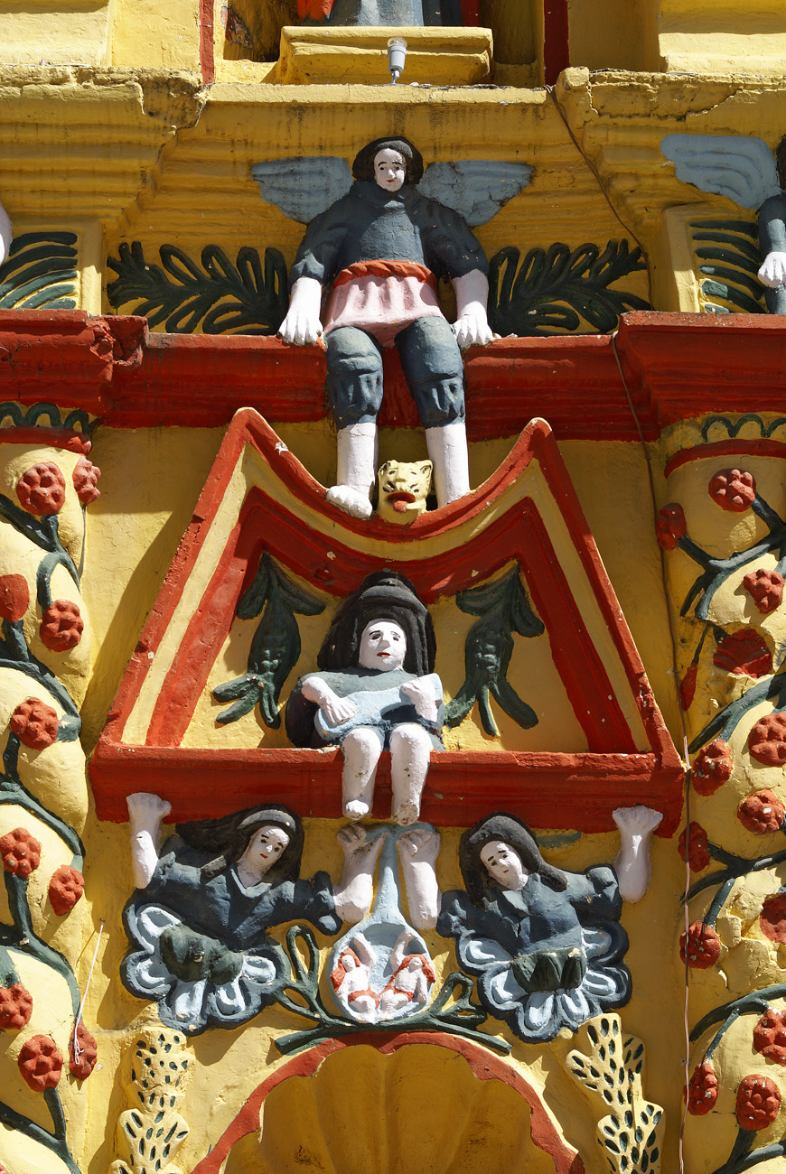 gua06_0316.jpg - autour de Quetzaltenango  San Andrès Xecul dans ce petit village à quelques kilomètre au nord de la ville, la façade de l'église est particulièrement surchargée