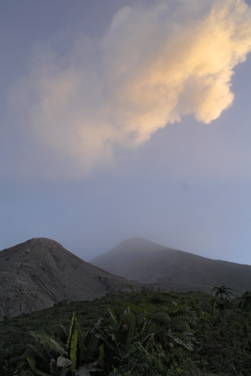 gua06_0329.jpg - volcan Santiaguito  belvédère d'observation, alt 1700m A droite le Santa Maria, ancien strato-volcan éteint. A gauche le Santiaguito. Le soleil n'est pas levé mais éclaire déjà les nuages.
