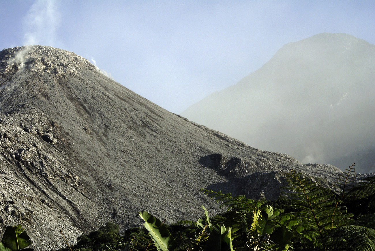 gua06_0345.jpg - volcan Santiaguito  belvédère d'observation, alt 1700m à l'arrière dans la brume, le Santa Maria du haut de ses 3770m domine de plus de 1000m le Santiaguito