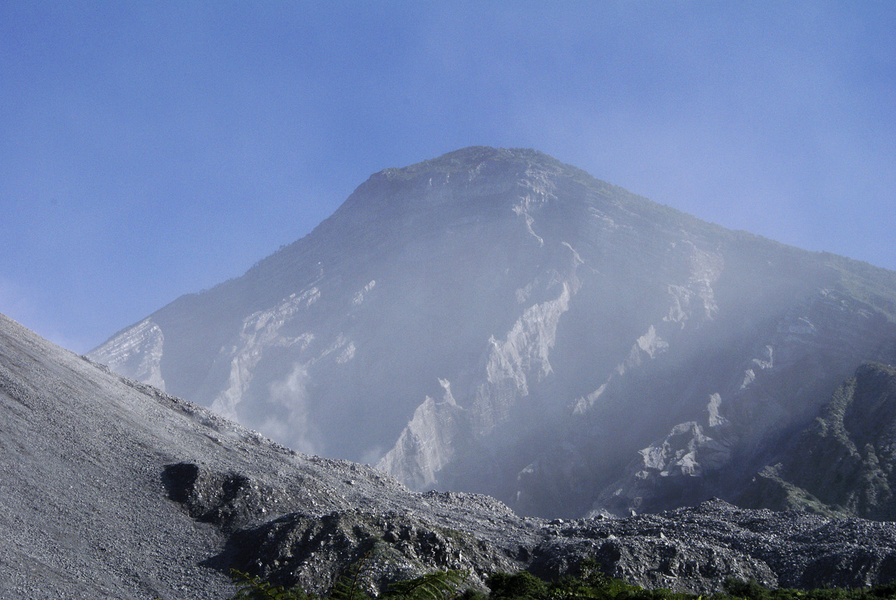 gua06_0359.jpg - volcan Santiaguito  belvédère d'observation, alt 1700m le Santa Maria derrière le Santiaguito : de ce côté on distingue nettement les traces de l'explosion du début du 20ème siècle
