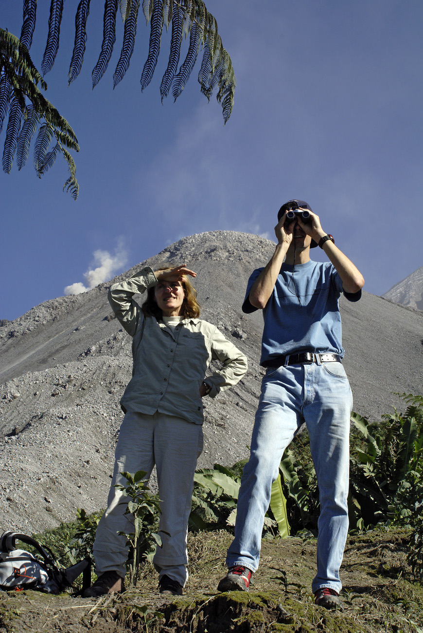 gua06_0362.jpg - volcan Santiaguito  belvédère d'observation, alt 1700m entre deux éruptions, observation des autres volcans de la région à la jumelle