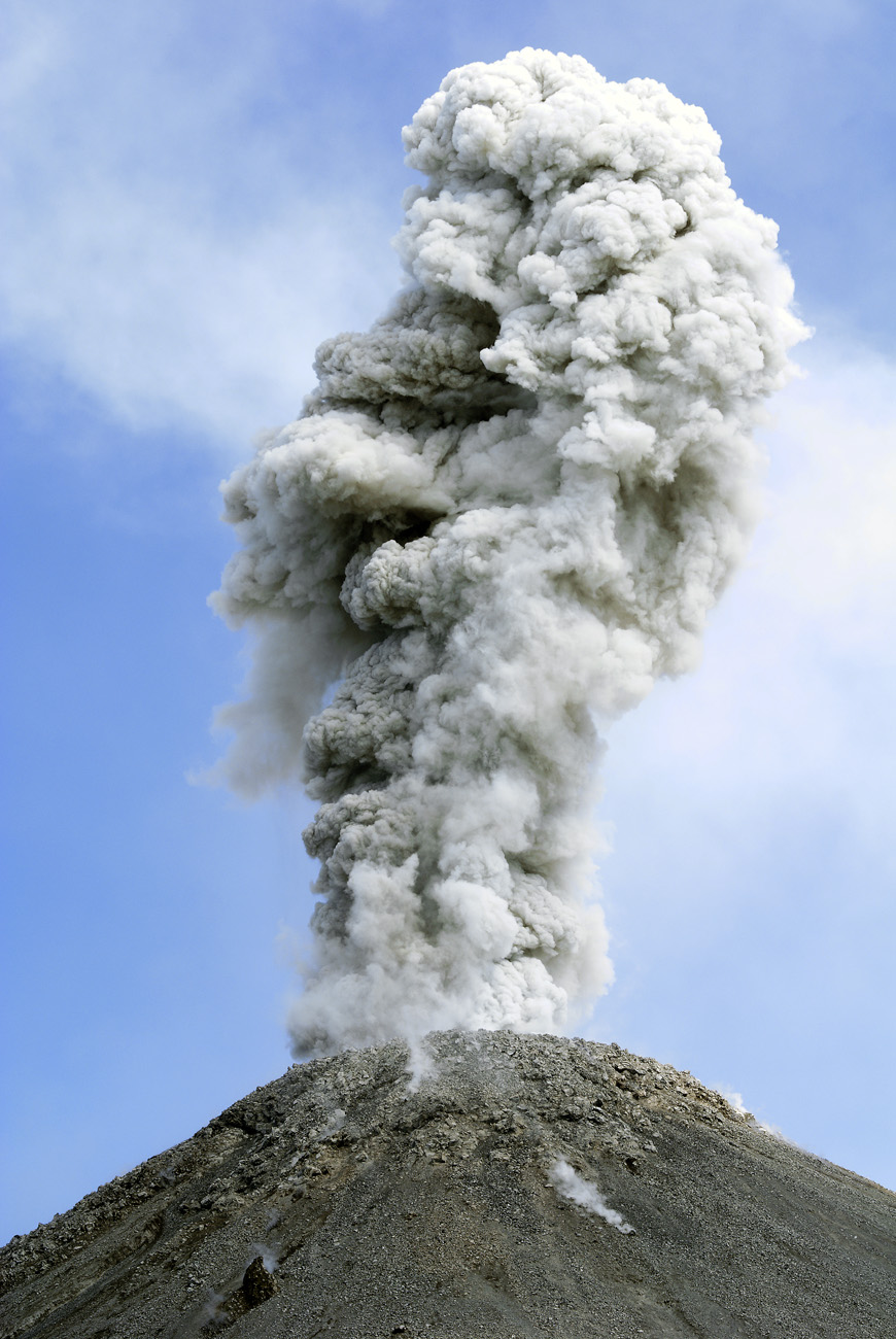 gua06_0371.jpg - volcan Santiaguito  belvédère d'observation, alt 1700m Un des 5 volcans les plus dangereux du monde, formation en dôme avec poche de magma et activité peléenne. Les laves retombent le long des flancs (visibles de nuit) et chaque éruption donne lieu à des retombées de cendres. La colonne atteint généralement 1km, voire plus de hauteur, et peut s'accompagner de nuées ardentes.