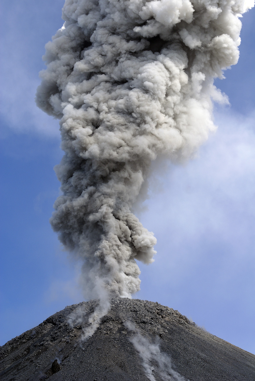 gua06_0372.jpg - volcan Santiaguito  belvédère d'observation, alt 1700m Un des 5 volcans les plus dangereux du monde, formation en dôme avec poche de magma et activité peléenne. Les laves retombent le long des flancs (visibles de nuit) et chaque éruption donne lieu à des retombées de cendres. La colonne atteint généralement 1km, voire plus de hauteur, et peut s'accompagner de nuées ardentes.