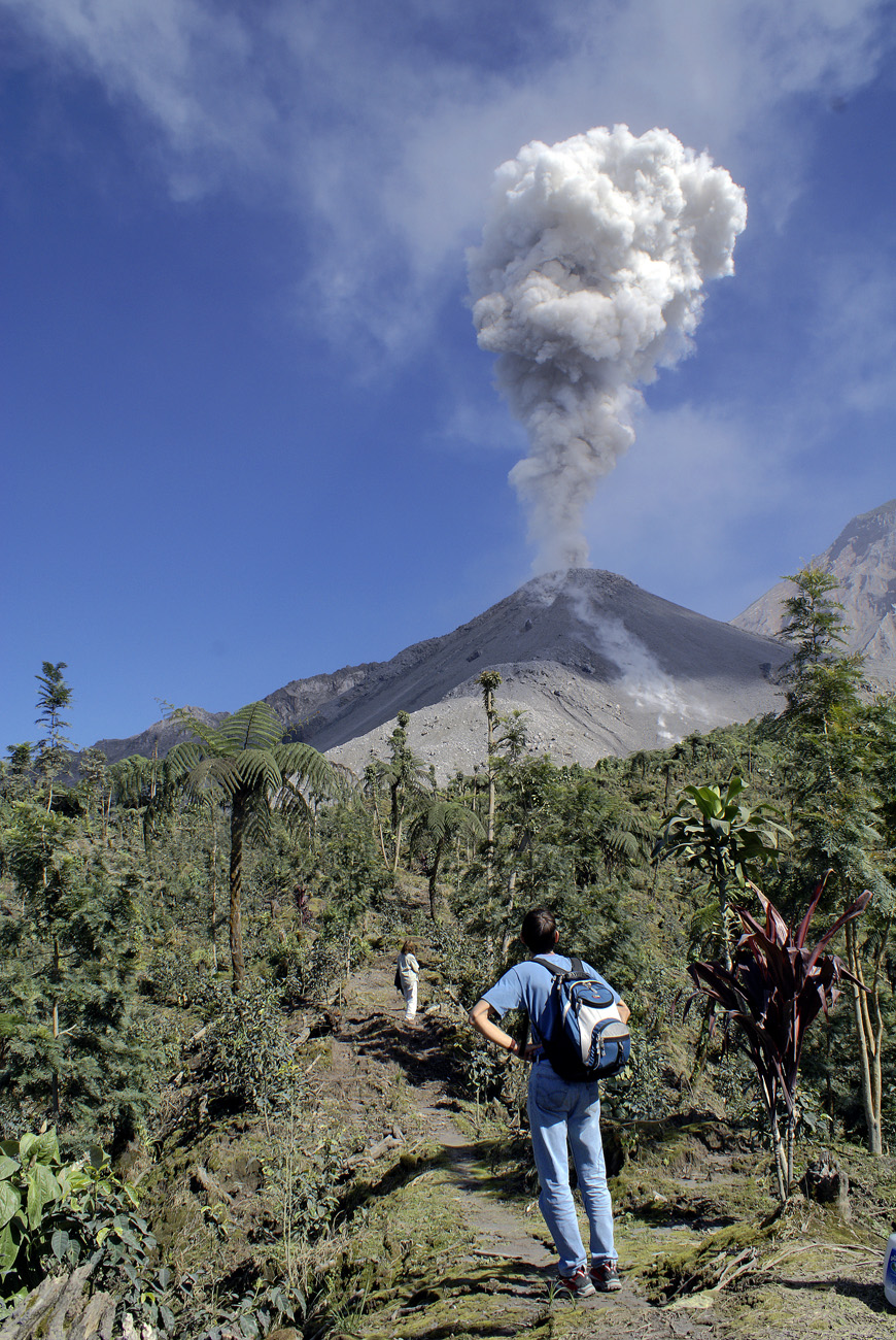 gua06_0373.jpg - volcan Santiaguito  finca el Faro pendant la redescente vers le camp, les éruptions maintenant rapprochées continuent à attirer nos regards