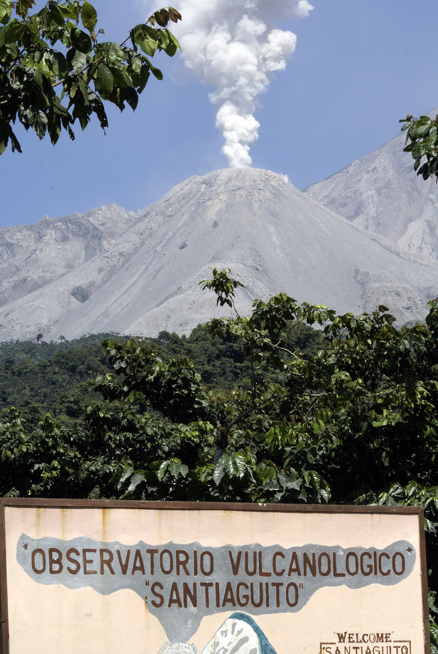 gua06_0385.jpg - volcan Santiaguito  observatoire national un observatoire permanent existe dans la finca, installation très sommaire où un préposé, vivant là avec sa famille dans une simple case, se contente de transmettre régulièrement via internet ses observations visuelles d'heure en heure et de jour en jour
