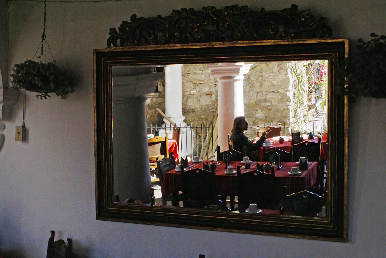 gua06_0391.jpg - Antigua  Posada de Don Rodrigo le petit déjeuner