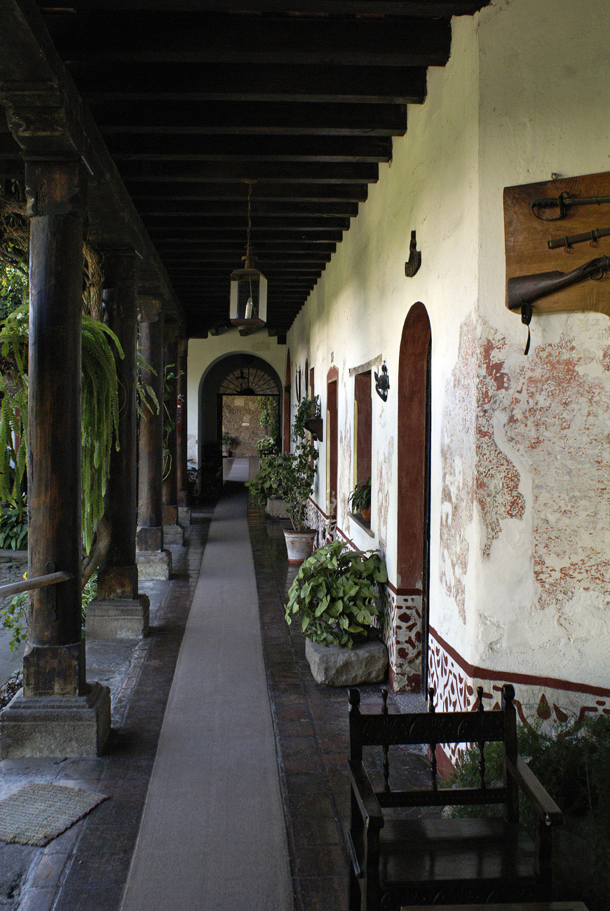 gua06_0395.jpg - Antigua  Posada de Don Rodrigo le patio