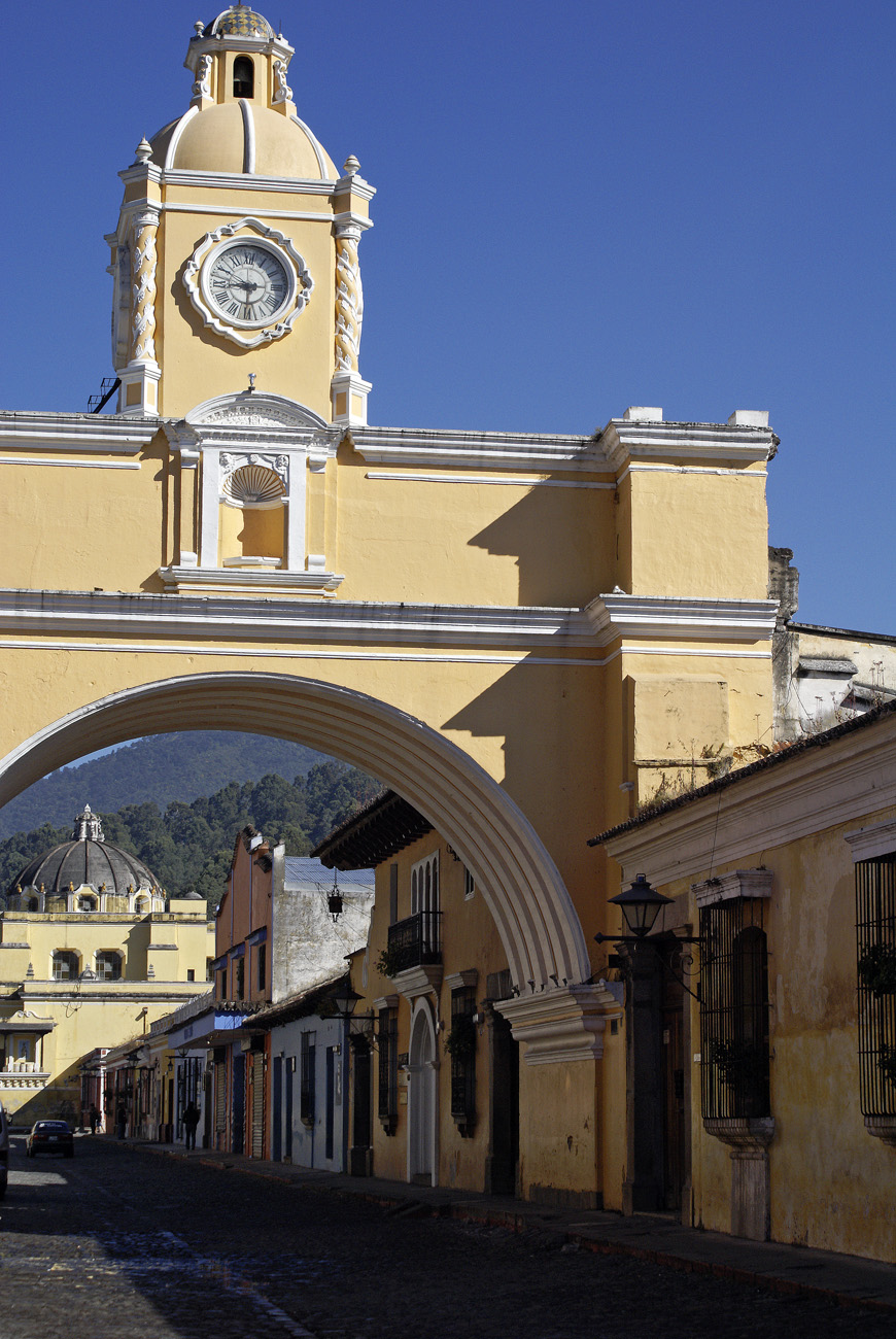 gua06_0396.jpg - Antigua 6 avenida Norte au matin