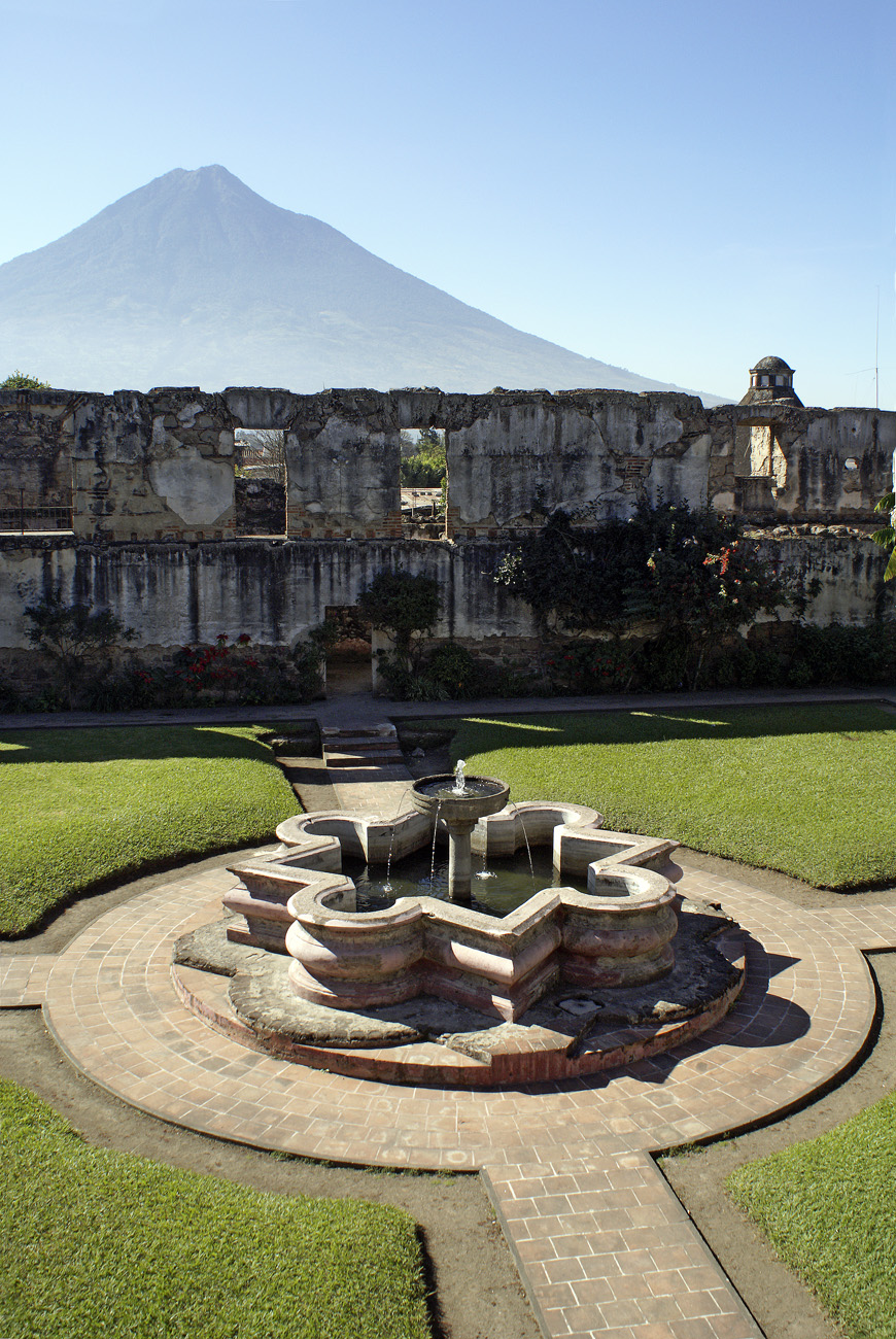 gua06_0400.jpg - Antigua  Colegio de San Jeronimo 