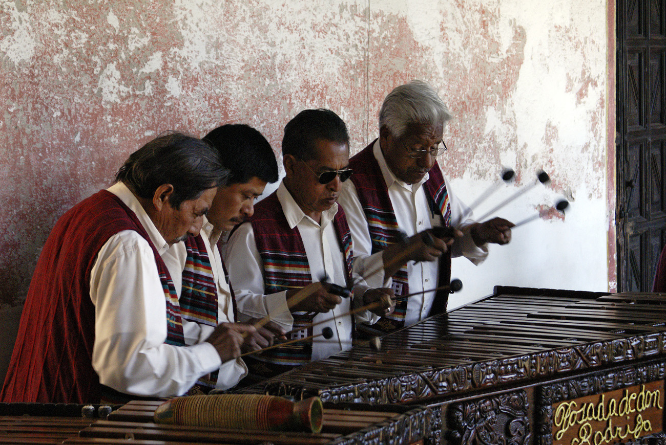 gua06_0469.jpg - Antigua  Posada de Don Rodrigo joueurs de Marimba