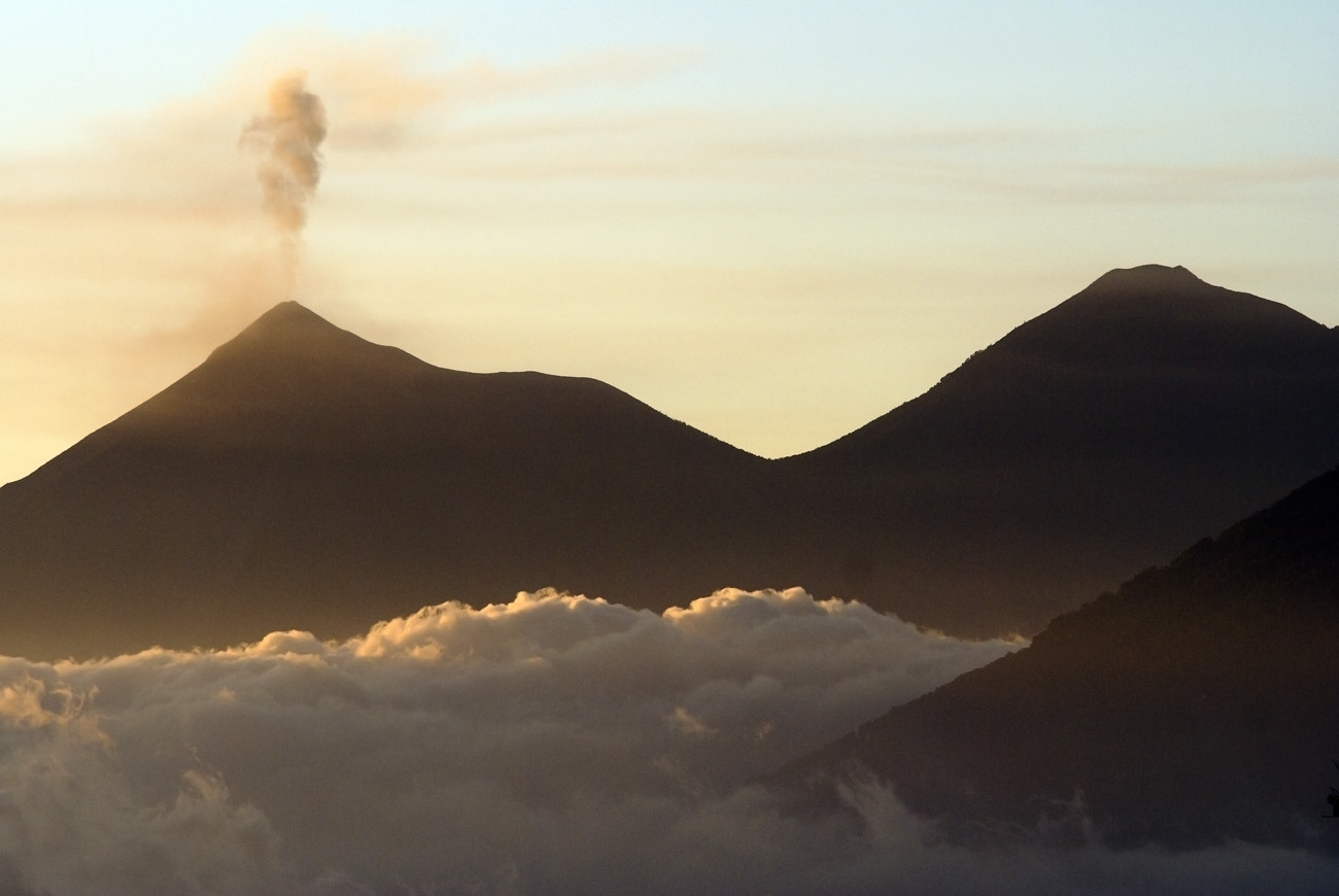 gua06_0497.jpg - volcan Pacaya éruption du volcan Fuego au coucher du soleil