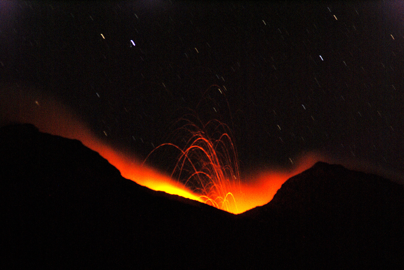 gua06_0511.jpg - volcan Pacaya de nuit, l'activité permanente du cratère est discernable : la longue pause montre le mouvement des étoiles