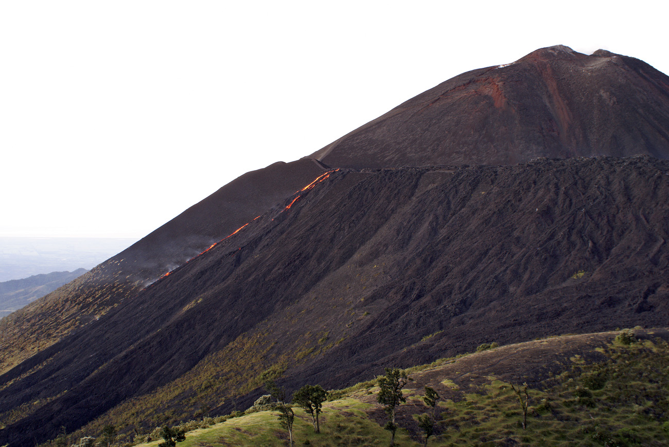 gua06_0522.jpg - volcan Pacaya lever de soleil sur la coulée de lave latérale encore visible