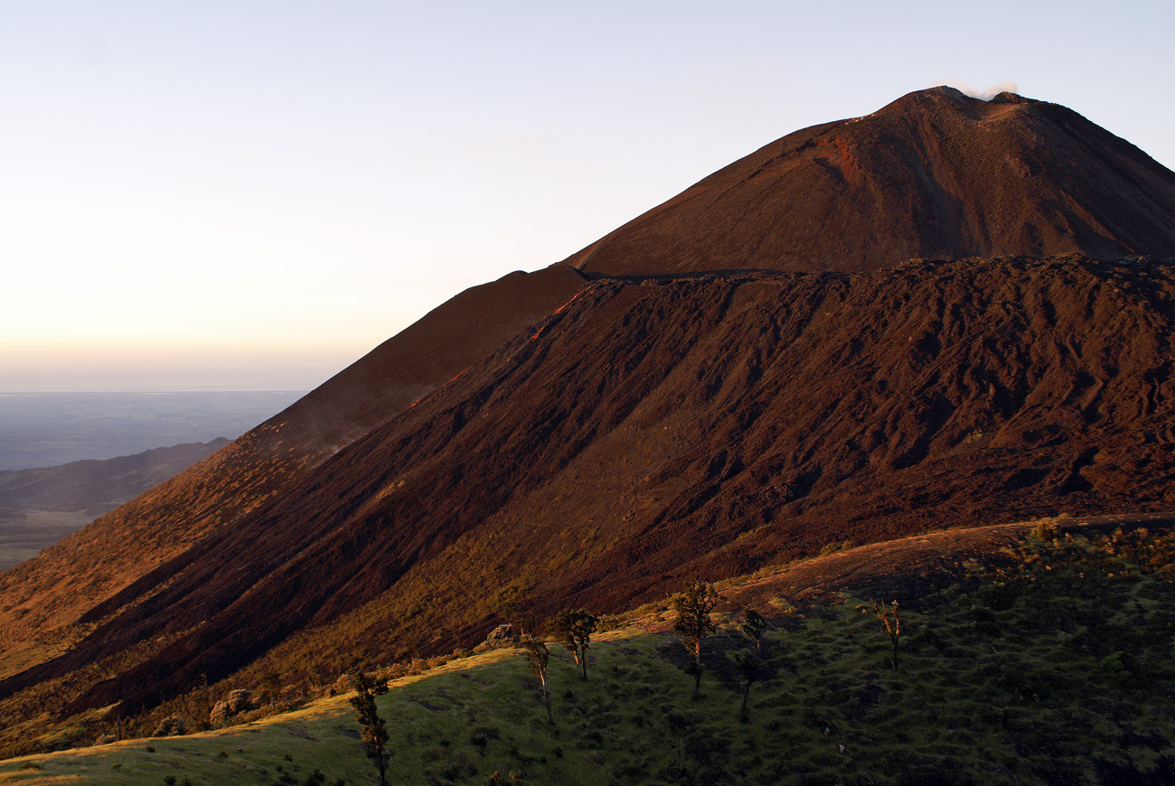 gua06_0524.jpg - volcan Pacaya  lever de soleil sur la coulée de lave latérale encore visible