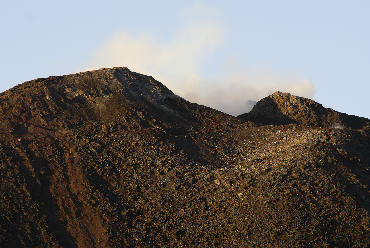 gua06_0529.jpg - volcan Pacaya lever de soleil sur le cratère