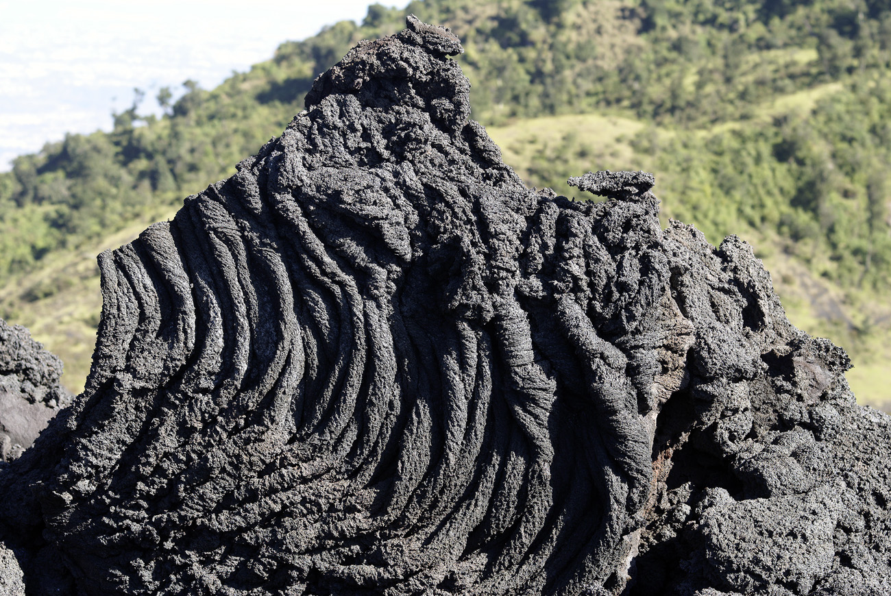 gua06_0548.jpg - volcan Pacaya specimen de lave cordée, peu commun pour ce type de magma généralement trop visqueux