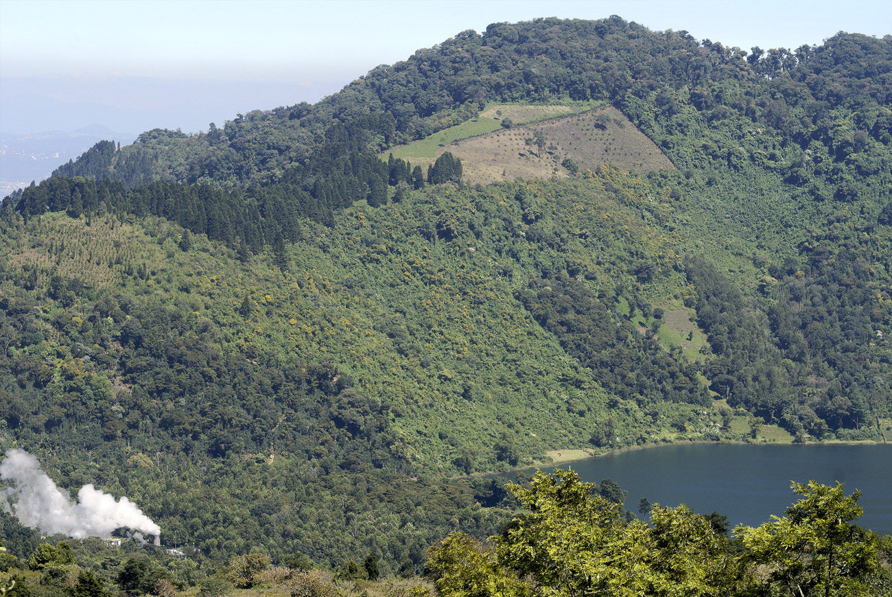 gua06_0555.jpg - volcan Pacaya laguna Caldeira, vestige de l'ancien volcan, avec à gauche la centrale géothermique (une nouvelle plus importante vient d'être construite plus près du village)