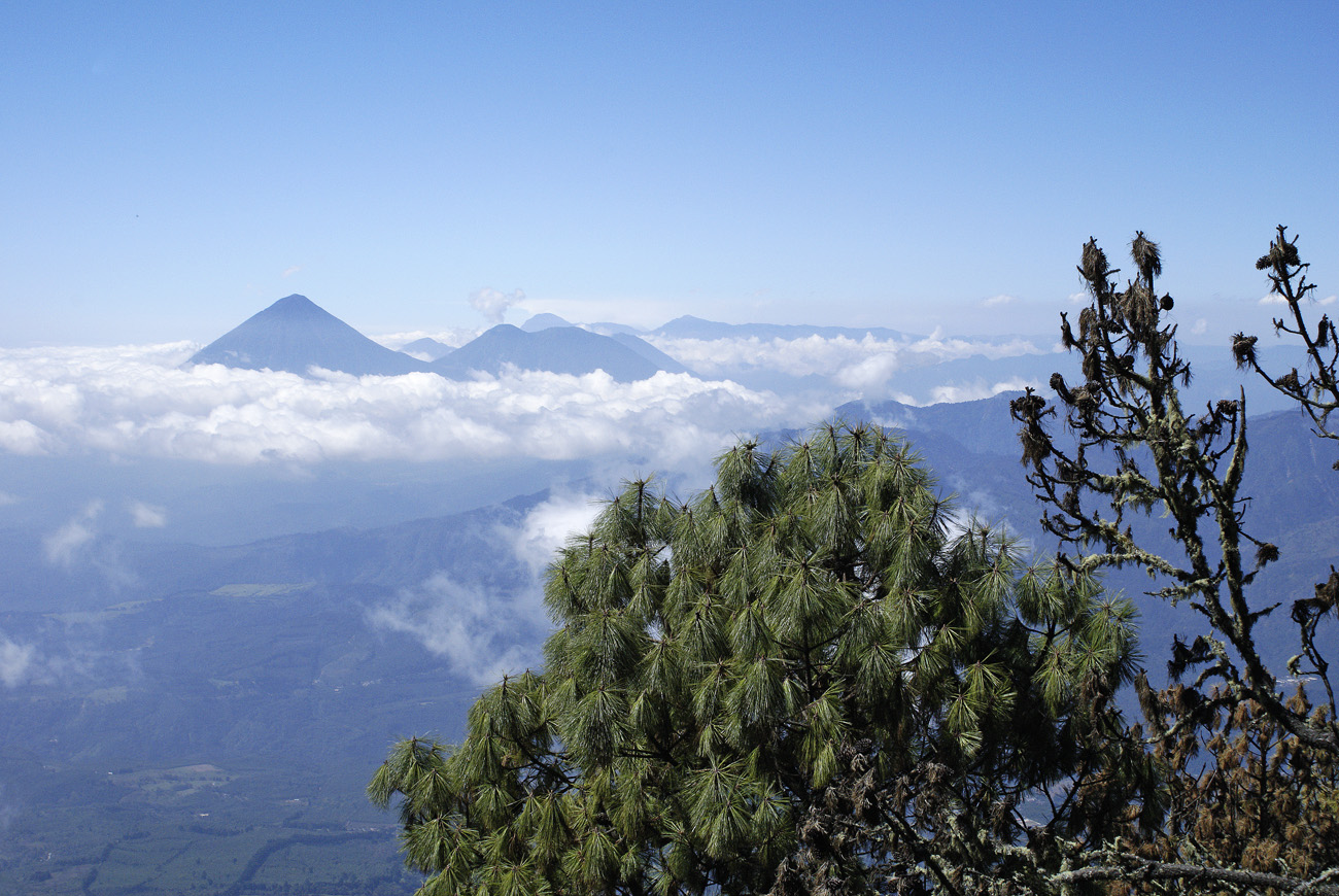 gua06_0609.jpg - volcan Fuego vue sur le Santa Maria flanqué du Santiaguito qui fume au loin