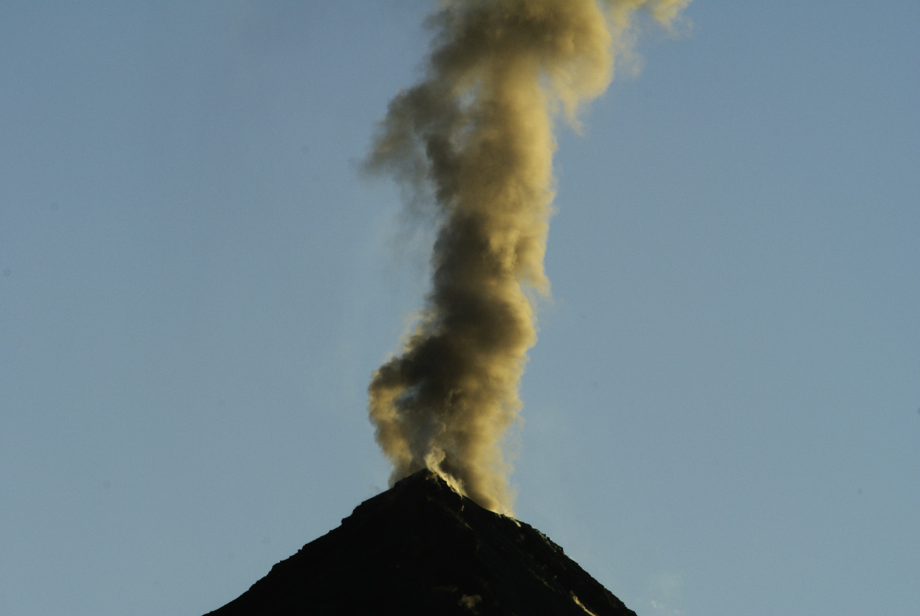 gua06_0632.jpg - volcan Fuego nouvelle éruption au crépuscule, pas encore impressionnante