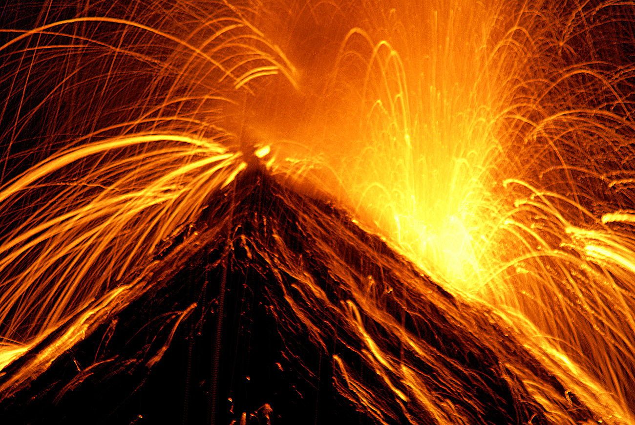 gua06_0640.jpg - volcan Fuego face aux tentes plantées sur l'Acatenango à 3500m, un spectacle extraordinaire : l'éruption principale est nettement au sud-ouest, mais les retombées de magma fluide ruissellent ensuite sur le cône volcanique.