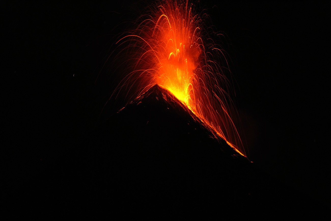 gua06_0642.jpg - volcan Fuego face aux tentes plantées sur l'Acatenango à 3500m, un spectacle extraordinaire : l'éruption principale est nettement au sud-ouest, mais les retombées de magma fluide ruissellent ensuite sur le cône volcanique avant de s'éteindre, le tout en moins de 30 secondes