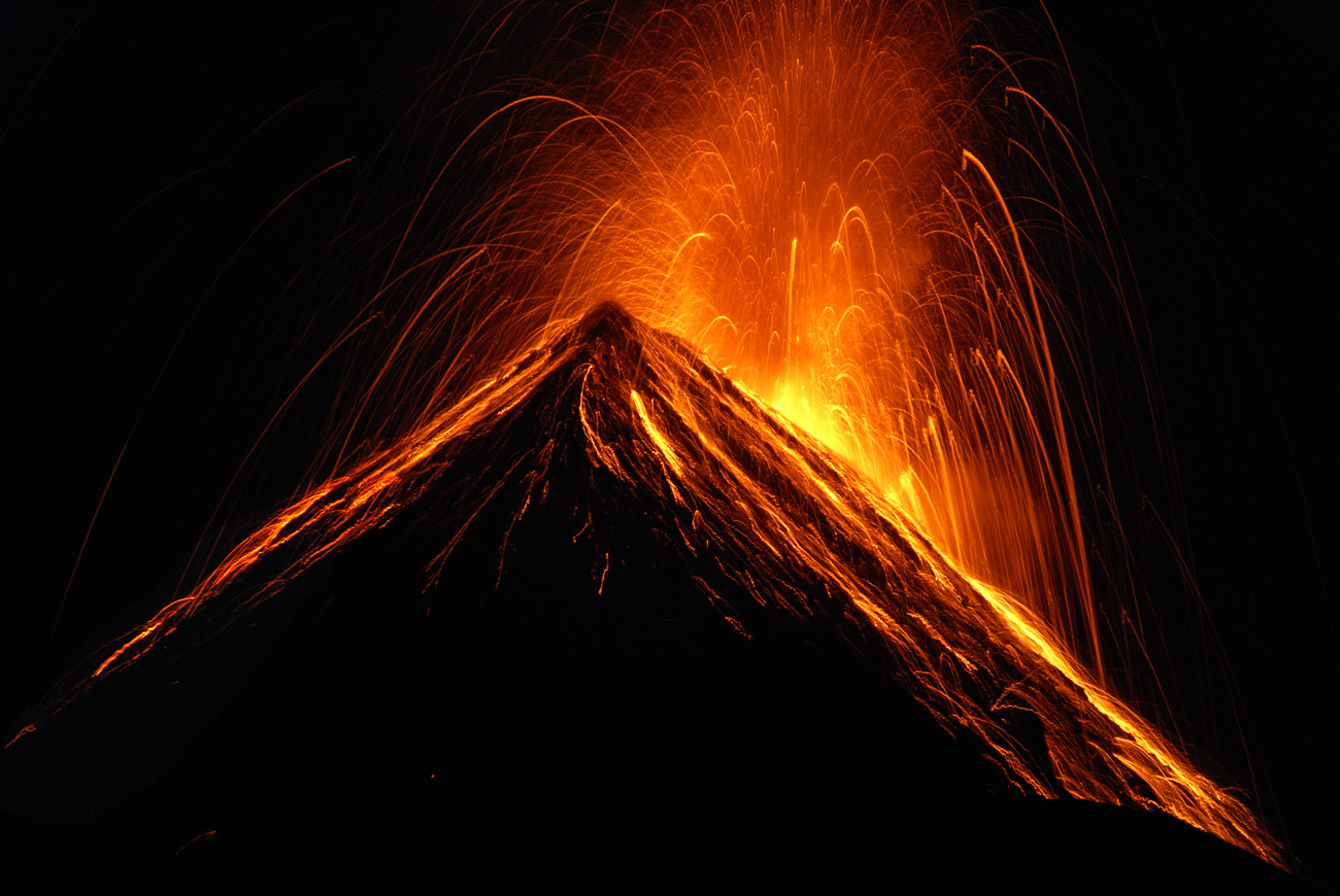 gua06_0646.jpg - volcan Fuego face aux tentes plantées sur l'Acatenango à 3500m, un spectacle extraordinaire : l'éruption principale est nettement au sud-ouest, mais les retombées de magma fluide ruissellent ensuite sur le cône volcanique avant de s'éteindre, le tout en moins de 30 secondes