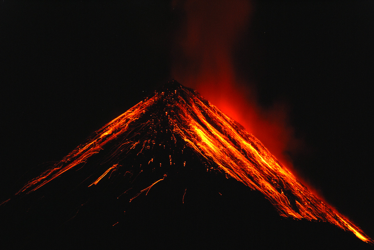 gua06_0647.jpg - volcan Fuego face aux tentes plantées sur l'Acatenango à 3500m, un spectacle extraordinaire : l'éruption principale est nettement au sud-ouest, mais les retombées de magma fluide ruissellent ensuite sur le cône volcanique avant de s'éteindre, le tout en moins de 30 secondes
