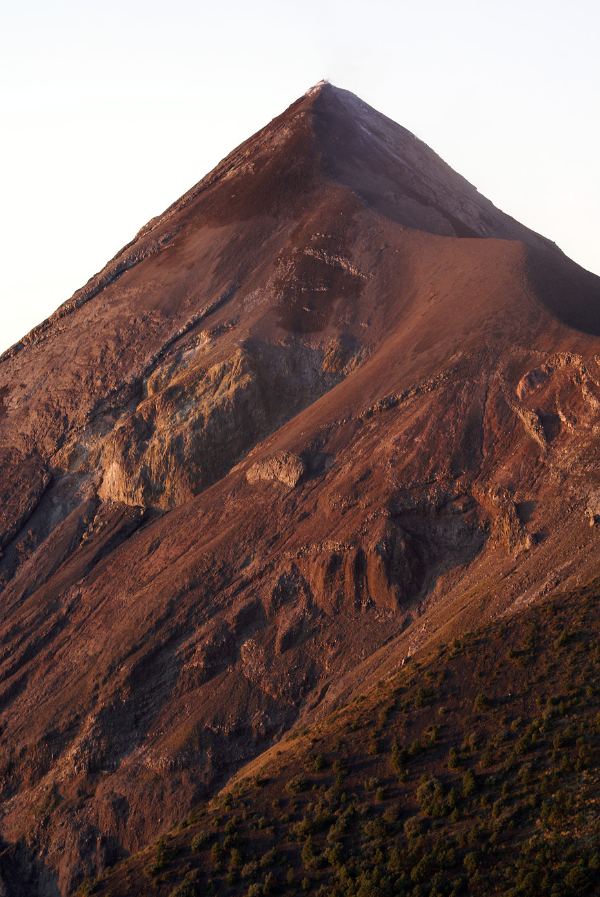 gua06_0648.jpg - volcan Fuego lever de soleil sur le cône strato-volcanique