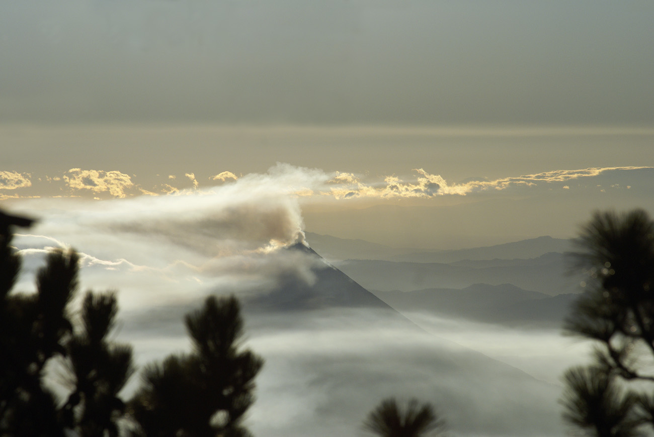 gua06_0650.jpg - volcan Fuego émergence du volcan Pacaya au lever de soleil