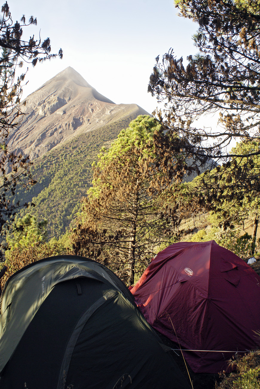 gua06_0655.jpg - volcan Fuego le bivouac au matin, sur la plateforme créée la veille à la pelle et débarrassée des branches gênantes à la machete